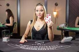 Antarmuka permainan Caishen Wins di platform newmpo menampilkan gulungan dengan simbol tradisional dan kontrol taruhan di bagian bawah layar.